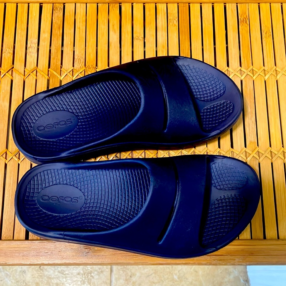 💙 🚶♀️OOFOS Navy Slides Recovery Sandals W/Cushioned Arch Support Sz W-5 M-3 - Picture 2 of 6